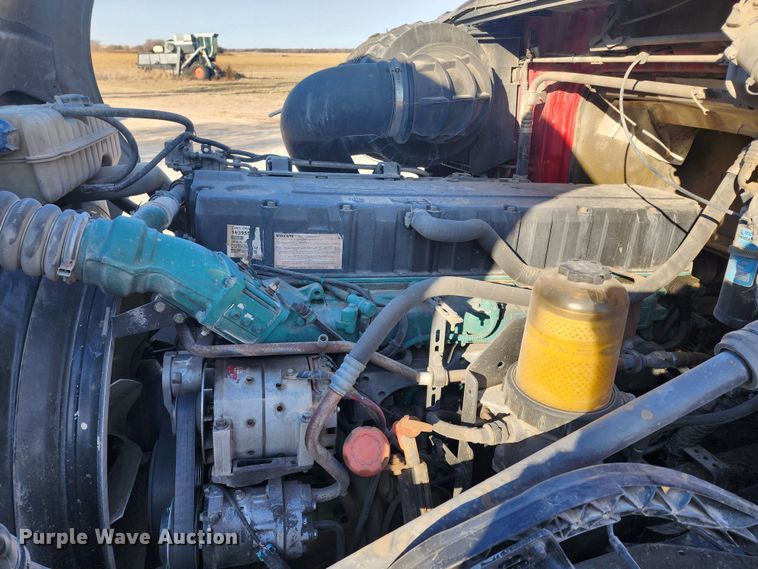 image for item IL9075 2007 Volvo VNL  semi truck