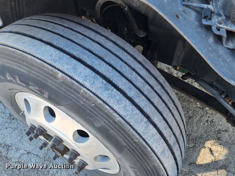 image for item IL9075 2007 Volvo VNL  semi truck