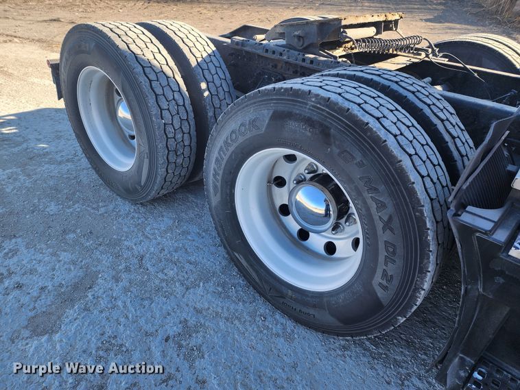 image for item IL9075 2007 Volvo VNL  semi truck