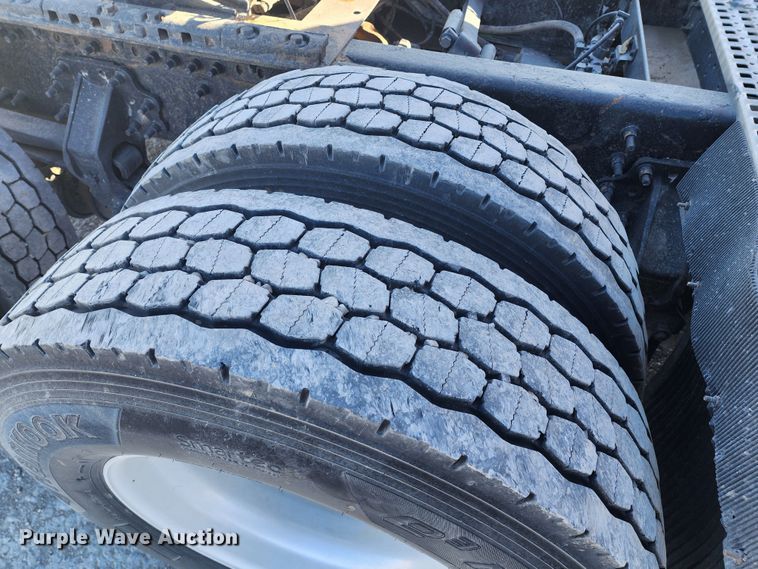 image for item IL9075 2007 Volvo VNL  semi truck