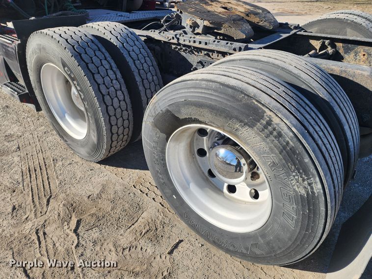 image for item IL9075 2007 Volvo VNL  semi truck