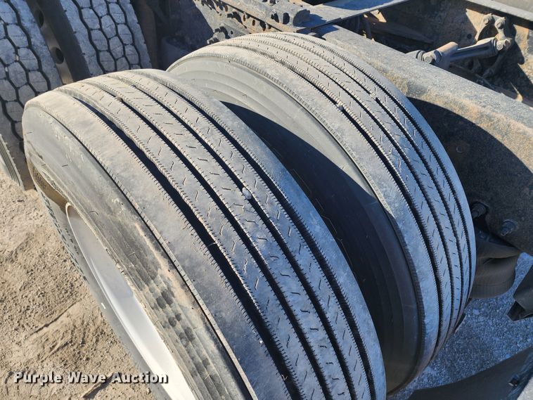 image for item IL9075 2007 Volvo VNL  semi truck