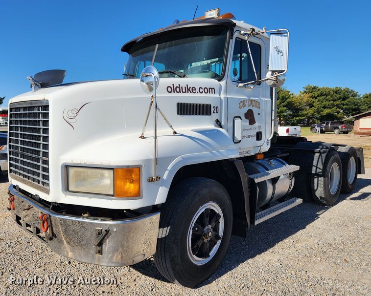 image for item JB9717 1994 Mack CH613  semi truck