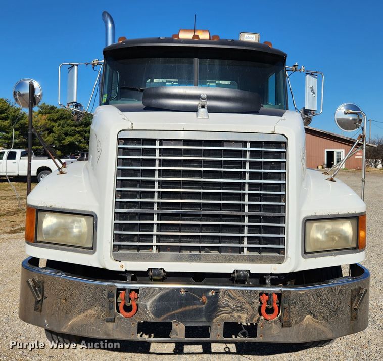 image for item JB9717 1994 Mack CH613  semi truck