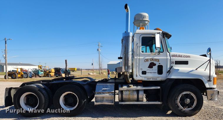 image for item JB9717 1994 Mack CH613  semi truck