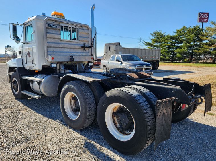 image for item JB9717 1994 Mack CH613  semi truck