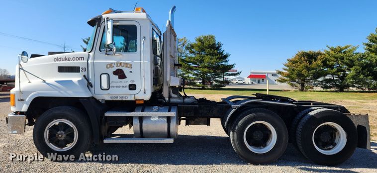 image for item JB9717 1994 Mack CH613  semi truck