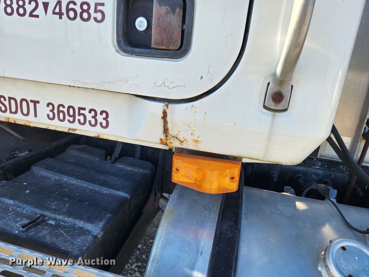 image for item JB9717 1994 Mack CH613  semi truck