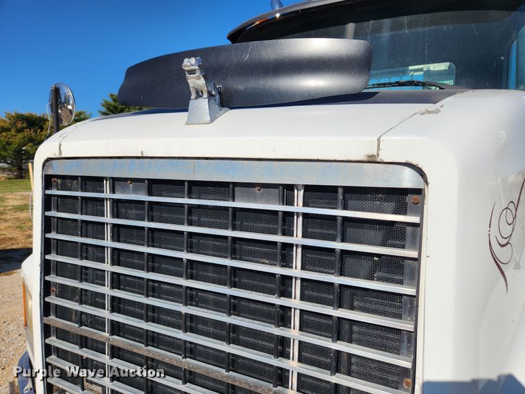 image for item JB9717 1994 Mack CH613  semi truck