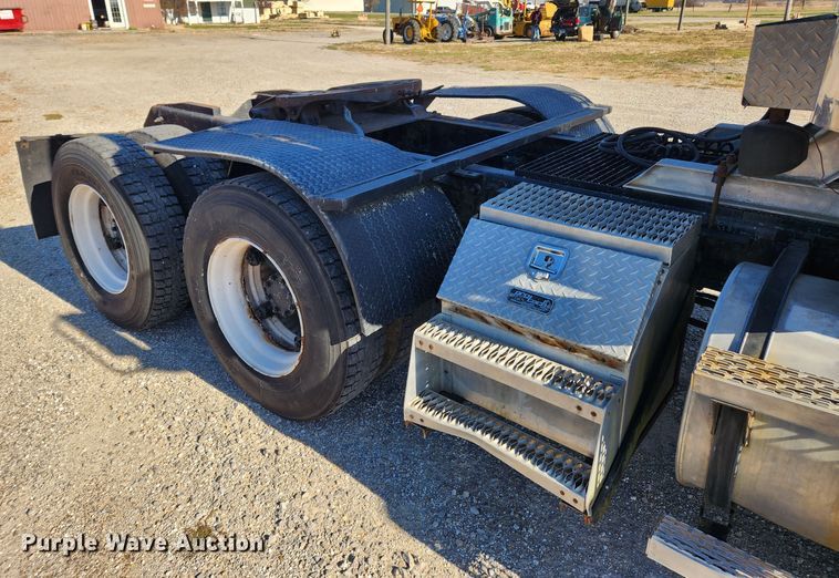 image for item JB9717 1994 Mack CH613  semi truck