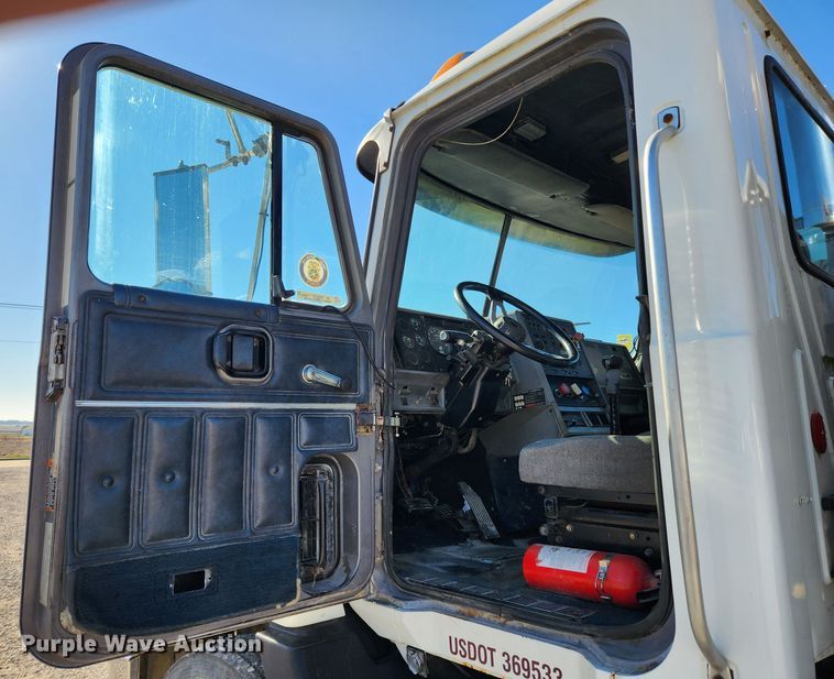 image for item JB9717 1994 Mack CH613  semi truck