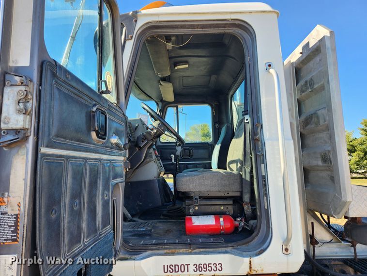 image for item JB9717 1994 Mack CH613  semi truck