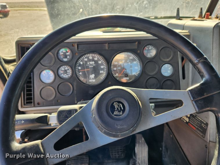 image for item JB9717 1994 Mack CH613  semi truck
