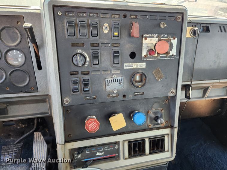 image for item JB9717 1994 Mack CH613  semi truck