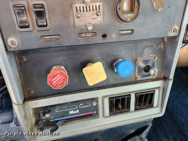 image for item JB9717 1994 Mack CH613  semi truck