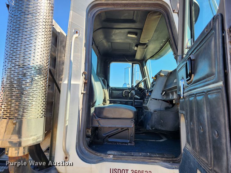 image for item JB9717 1994 Mack CH613  semi truck