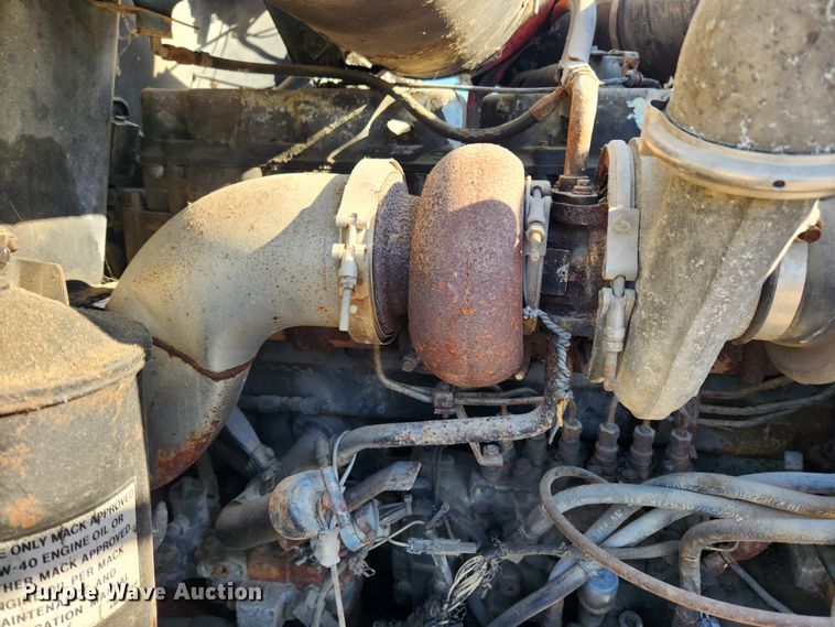 image for item JB9717 1994 Mack CH613  semi truck