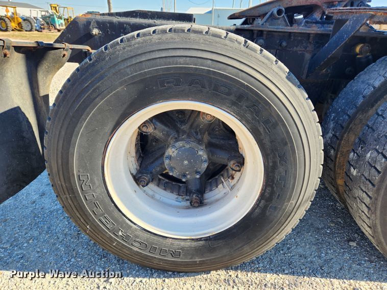 image for item JB9717 1994 Mack CH613  semi truck