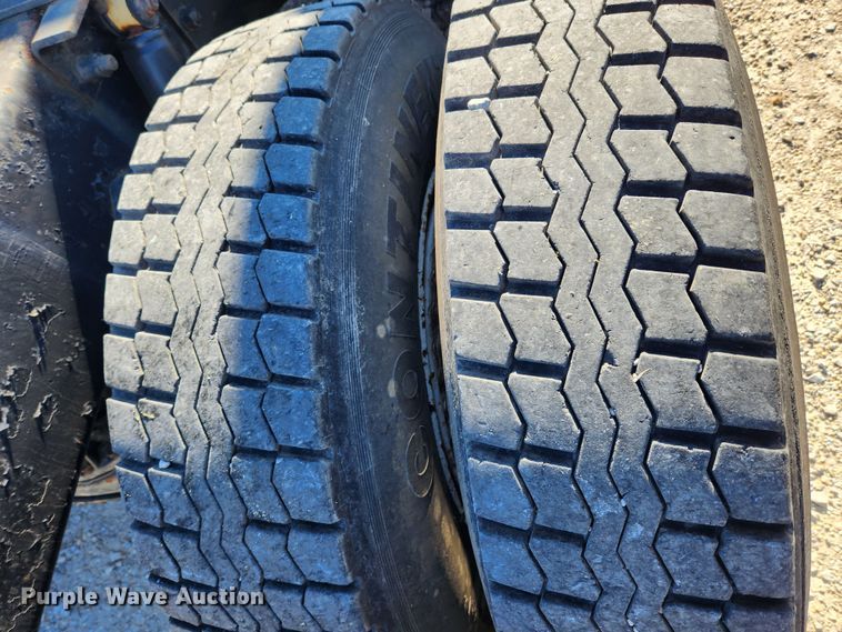 image for item JB9717 1994 Mack CH613  semi truck