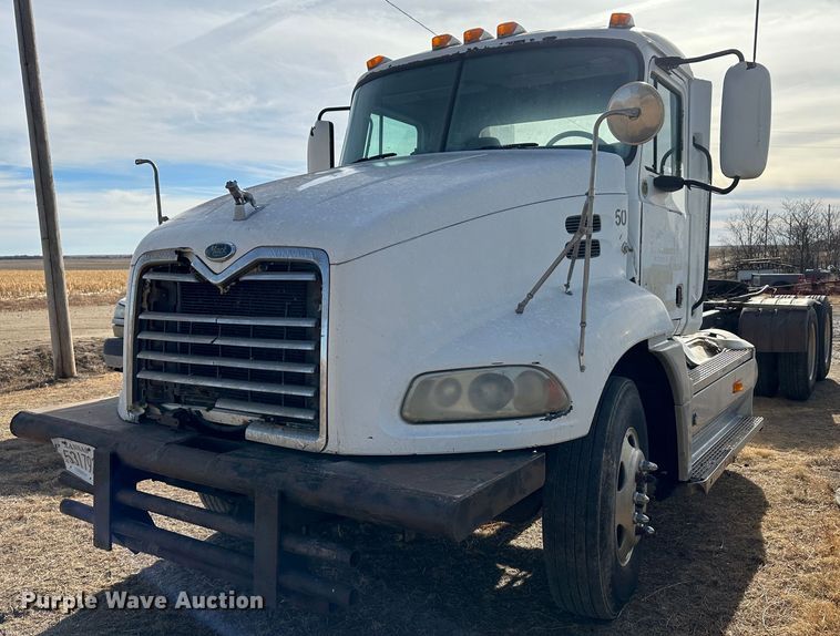 image for item JD9668 2001 Mack CX613  semi truck