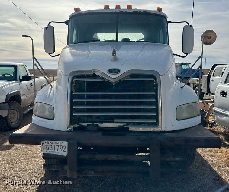 image for item JD9668 2001 Mack CX613  semi truck