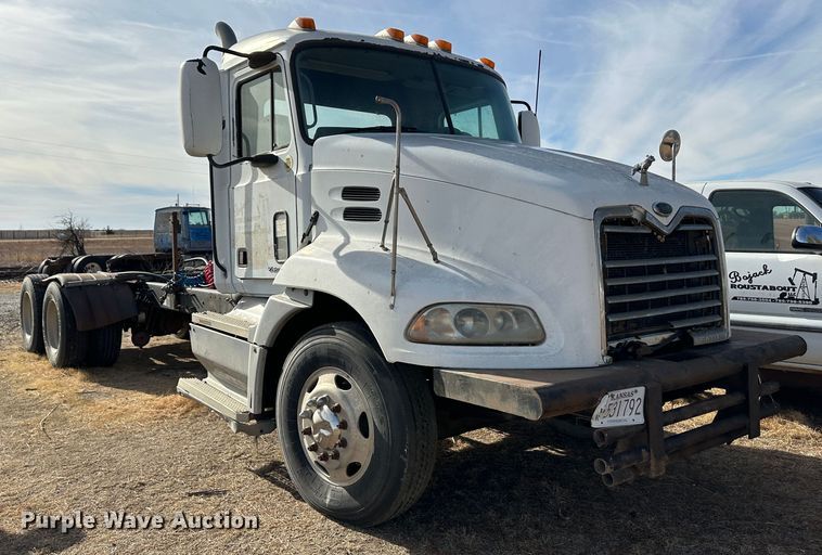 image for item JD9668 2001 Mack CX613  semi truck