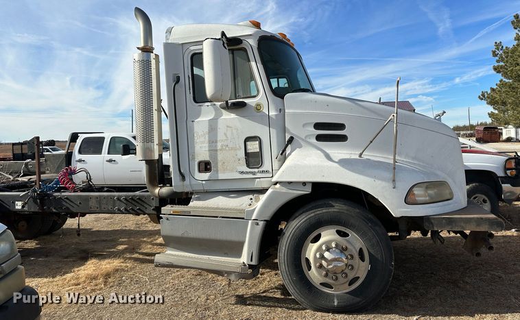 image for item JD9668 2001 Mack CX613  semi truck