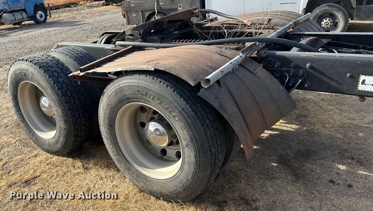 image for item JD9668 2001 Mack CX613  semi truck