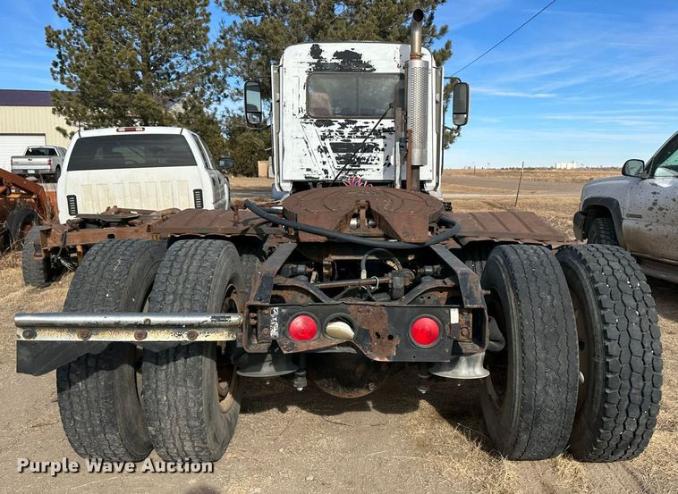 image for item JD9668 2001 Mack CX613  semi truck