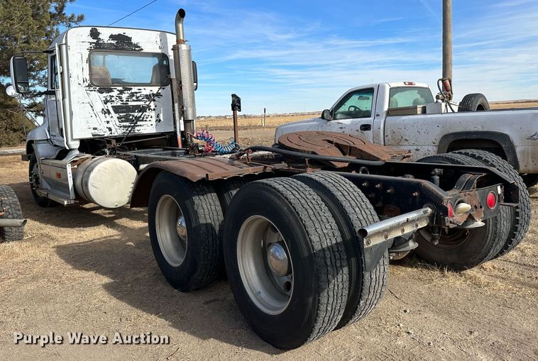 image for item JD9668 2001 Mack CX613  semi truck