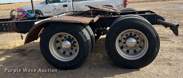 image for item JD9668 2001 Mack CX613  semi truck