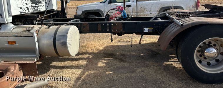 image for item JD9668 2001 Mack CX613  semi truck