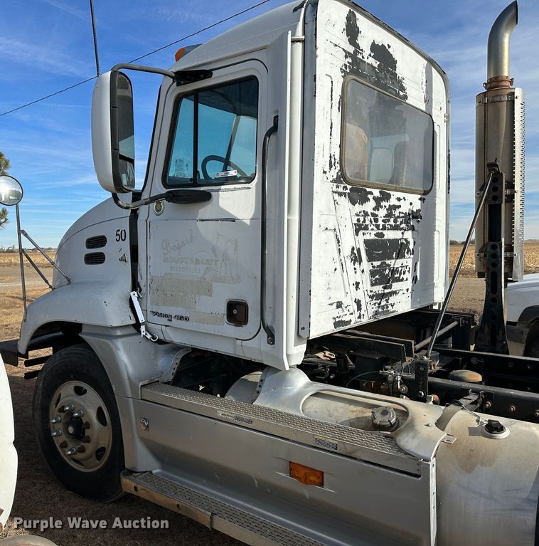 image for item JD9668 2001 Mack CX613  semi truck