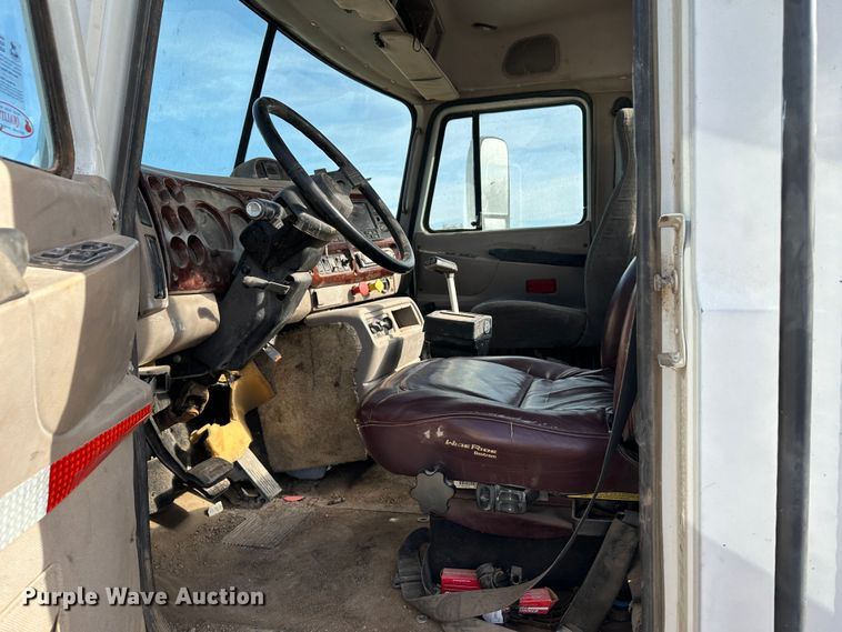 image for item JD9668 2001 Mack CX613  semi truck