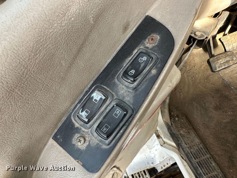 image for item JD9668 2001 Mack CX613  semi truck