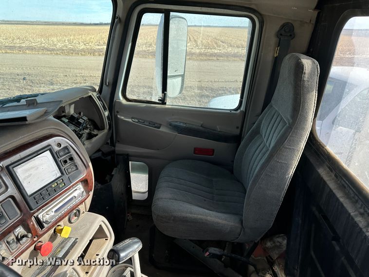 image for item JD9668 2001 Mack CX613  semi truck