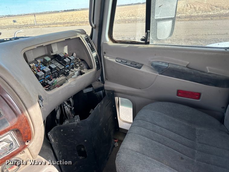 image for item JD9668 2001 Mack CX613  semi truck