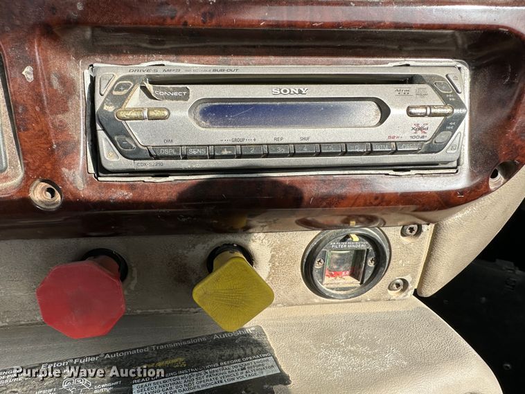 image for item JD9668 2001 Mack CX613  semi truck