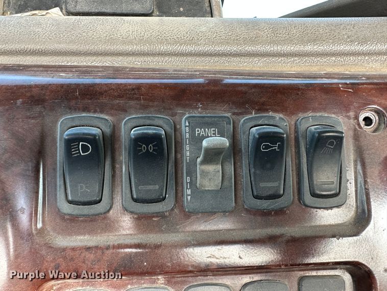 image for item JD9668 2001 Mack CX613  semi truck