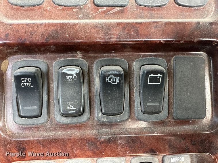 image for item JD9668 2001 Mack CX613  semi truck