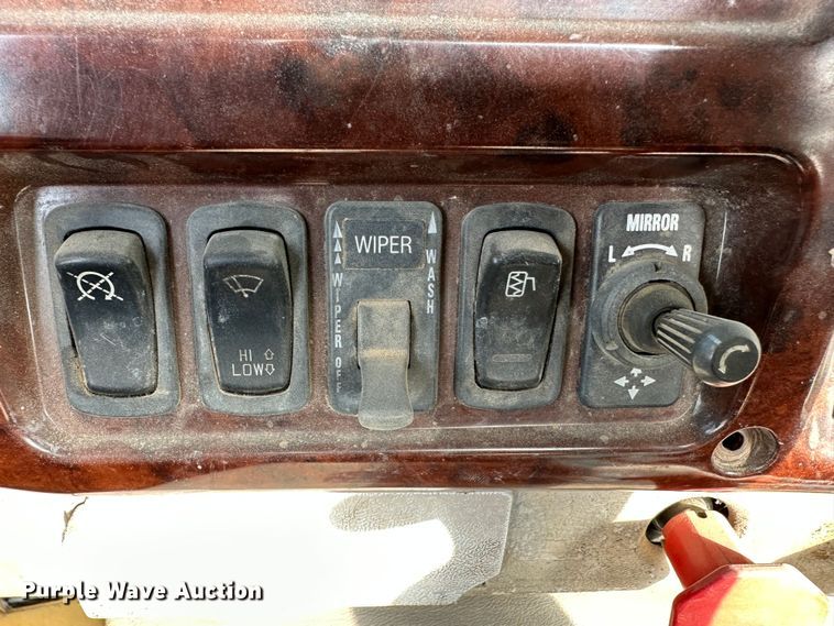 image for item JD9668 2001 Mack CX613  semi truck