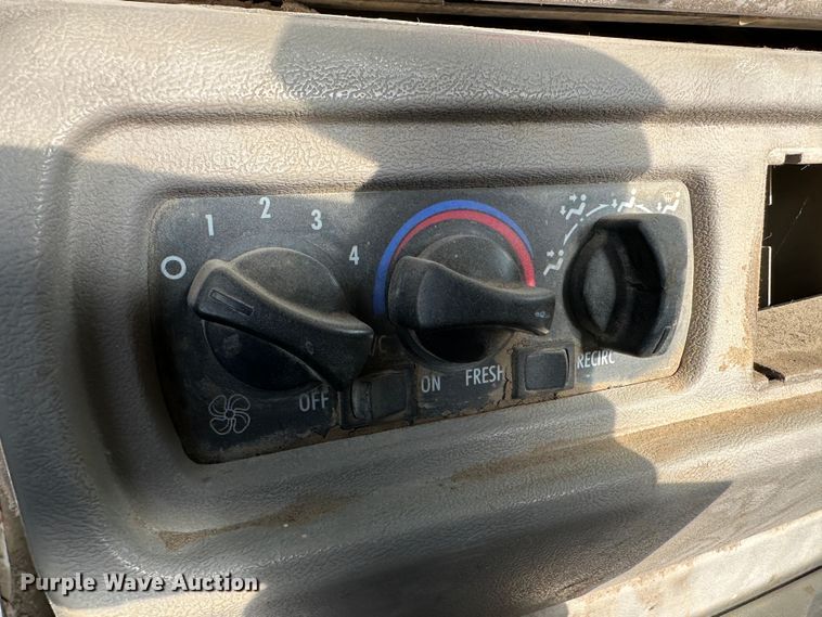 image for item JD9668 2001 Mack CX613  semi truck