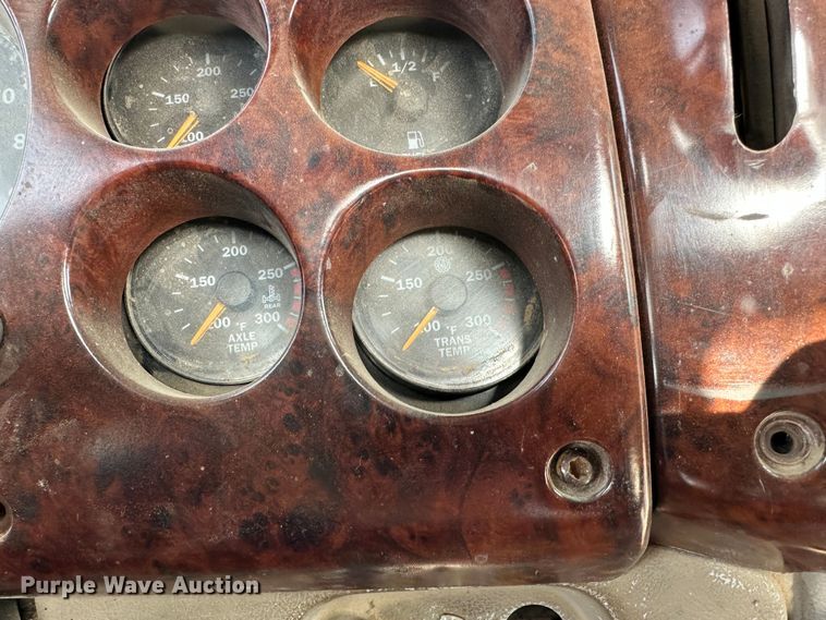 image for item JD9668 2001 Mack CX613  semi truck