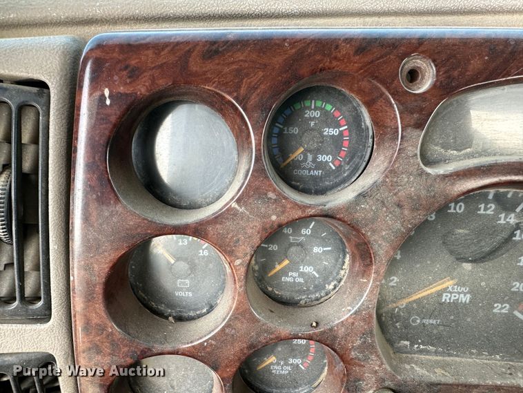 image for item JD9668 2001 Mack CX613  semi truck