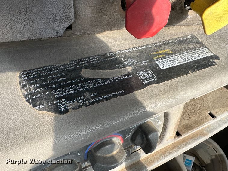 image for item JD9668 2001 Mack CX613  semi truck