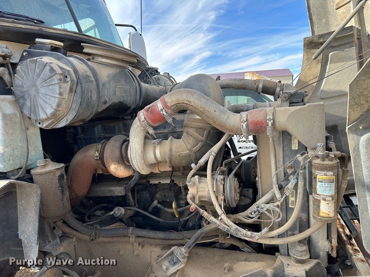 image for item JD9668 2001 Mack CX613  semi truck