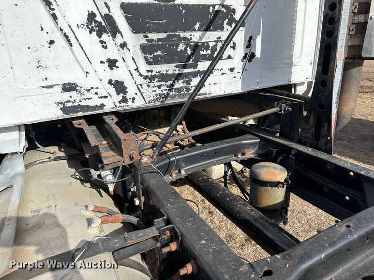 image for item JD9668 2001 Mack CX613  semi truck