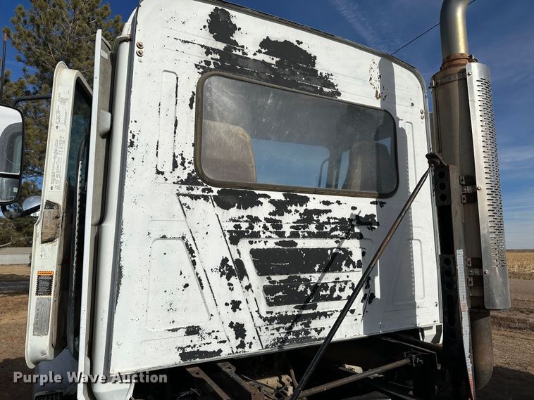 image for item JD9668 2001 Mack CX613  semi truck