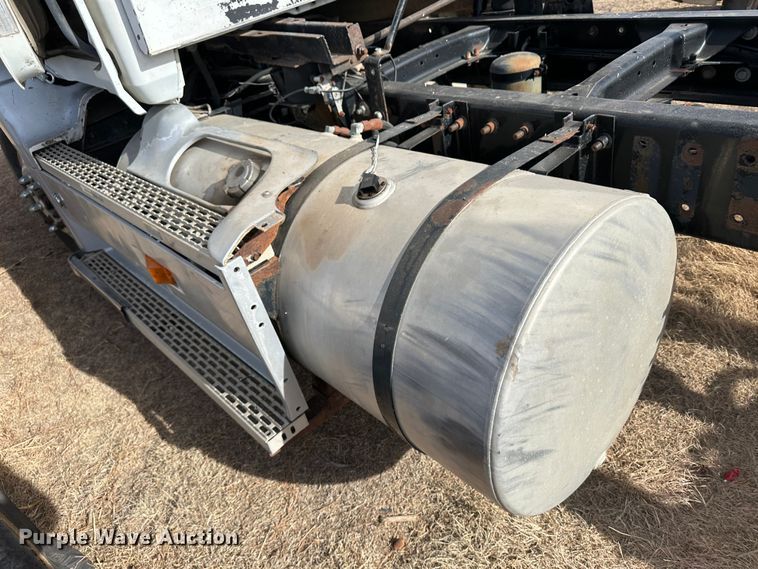 image for item JD9668 2001 Mack CX613  semi truck