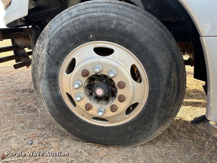 image for item JD9668 2001 Mack CX613  semi truck